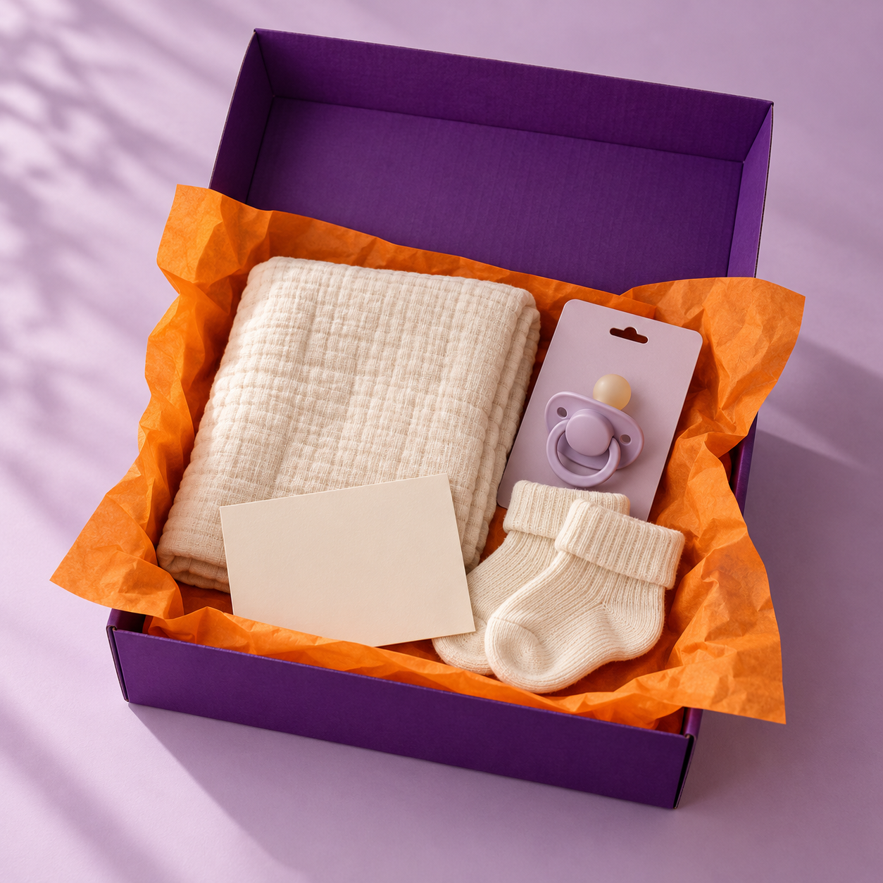 Detail of the welcome idea with soft textiles, a card and small baby essentials